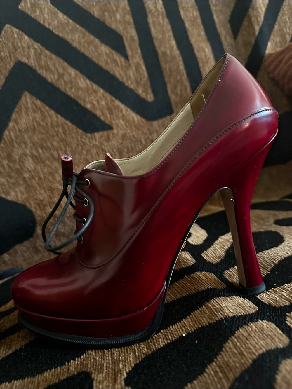 PRADA VINTAGE Burgundy Leather Oxford heels with Gold Logo - Picture 8 of 16